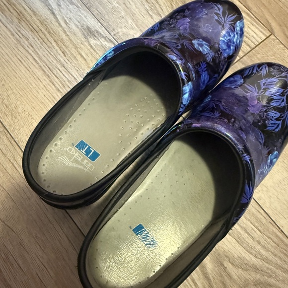 Floral Patterned Clogs - Picture 2 of 6